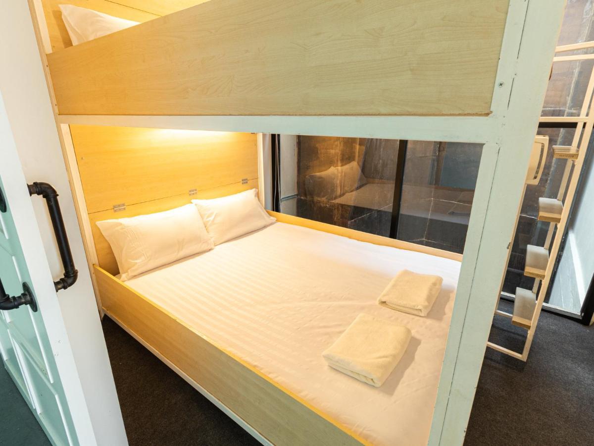 Khao San Social Capsule Hostel Bangkok Exterior photo